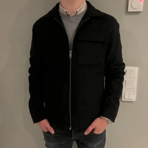 Svart jacka från Jack & Jones - Säljer en stilren svart jacka från Jack & Jones i storlek M, sitter som S. Jag på bilden är 174 och väger 65 kg. Skick 10/10 använd ca 5 ggr. Hör av er!🙌🏼