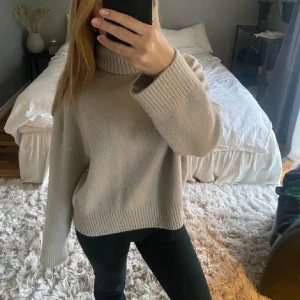 Beige polotröja - Mysig beige polotröja i oversized modell. Perfekt för kalla dagar med sin stickade design. Bilden är inte min men jag har exakt samma tröja ❤️