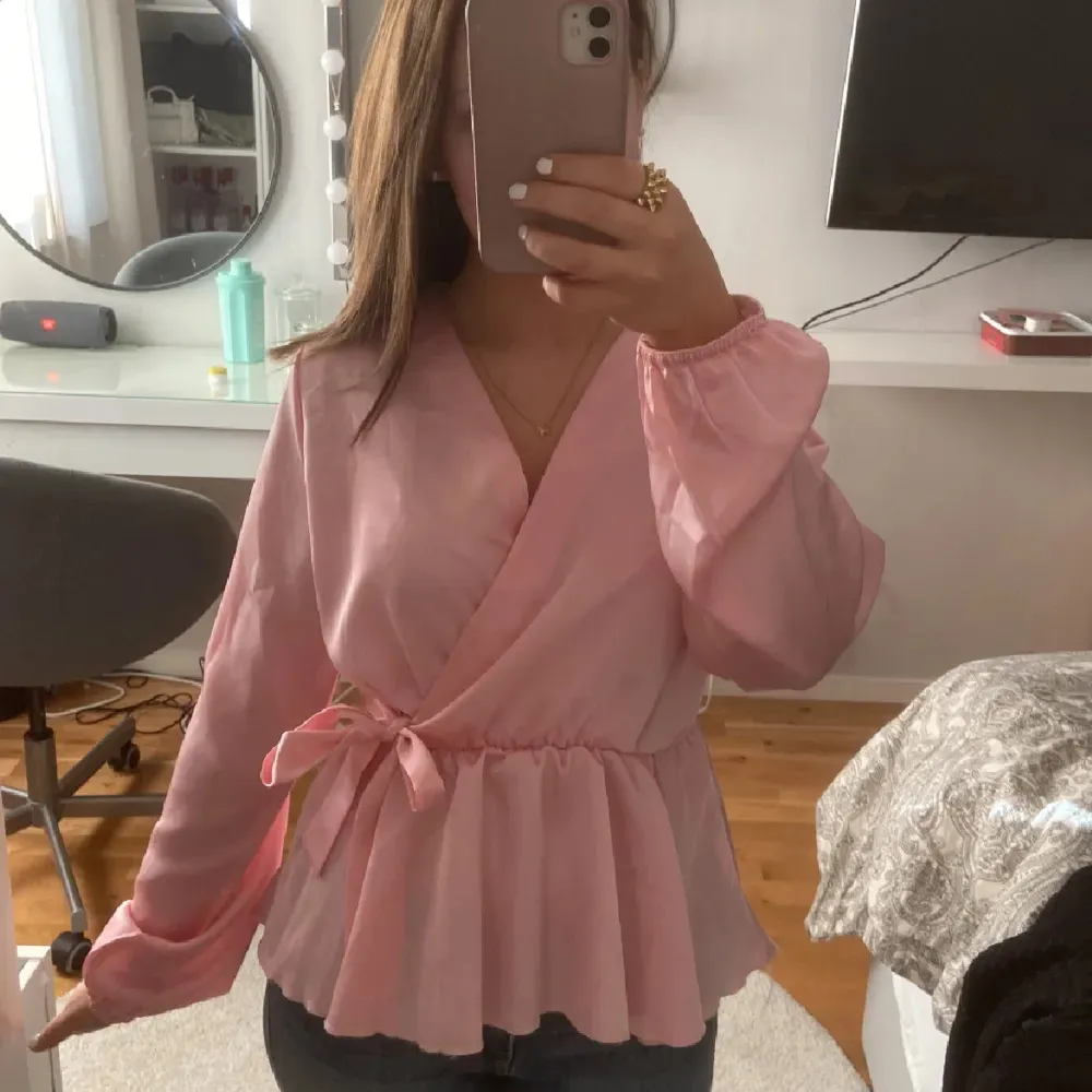 Säljer en superfin rosa omlottblus med knytband i midjan. Storlek M/L men skulle mer säga att det är en S. Endast testad, säljer pga fel storlek💗. Toppar.