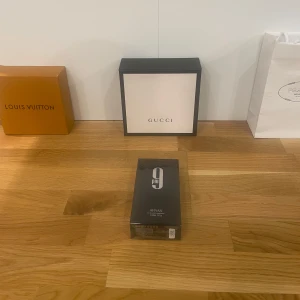 9 PM Parfym från Afnan - Säljer en elegant parfym från Afnan, 9 PM, i en stilren svart förpackning. Perfekt för kvällsanvändning med en mystisk och sofistikerad doft. Förpackningen är oöppnad och i nyskick. Passar både som present eller för egen användning. En doft som verkligen sticker ut!