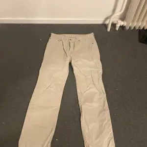 Säljer ett par beige jeans från Levis. Bra skick men passar tyvärr inte längre 