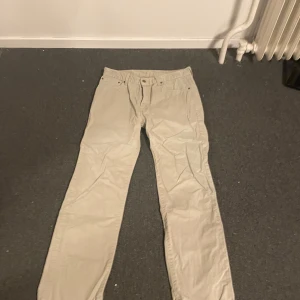Beige byxor från Levis - Säljer ett par beige jeans från Levis. Bra skick men passar tyvärr inte längre 