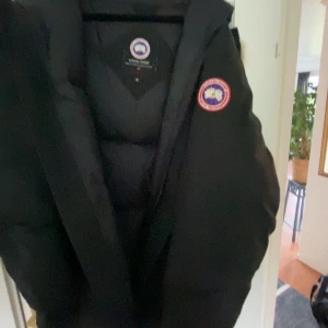 Canada Goose jacka - Snygg canada goose jacka perfekt för vintern. Den är äkta men kvittot är borttappat då den köptes för 5+ år sedan, men qr kod finns! Bara att skriva om det finns frågor eller funderingar! Päls finns även med.