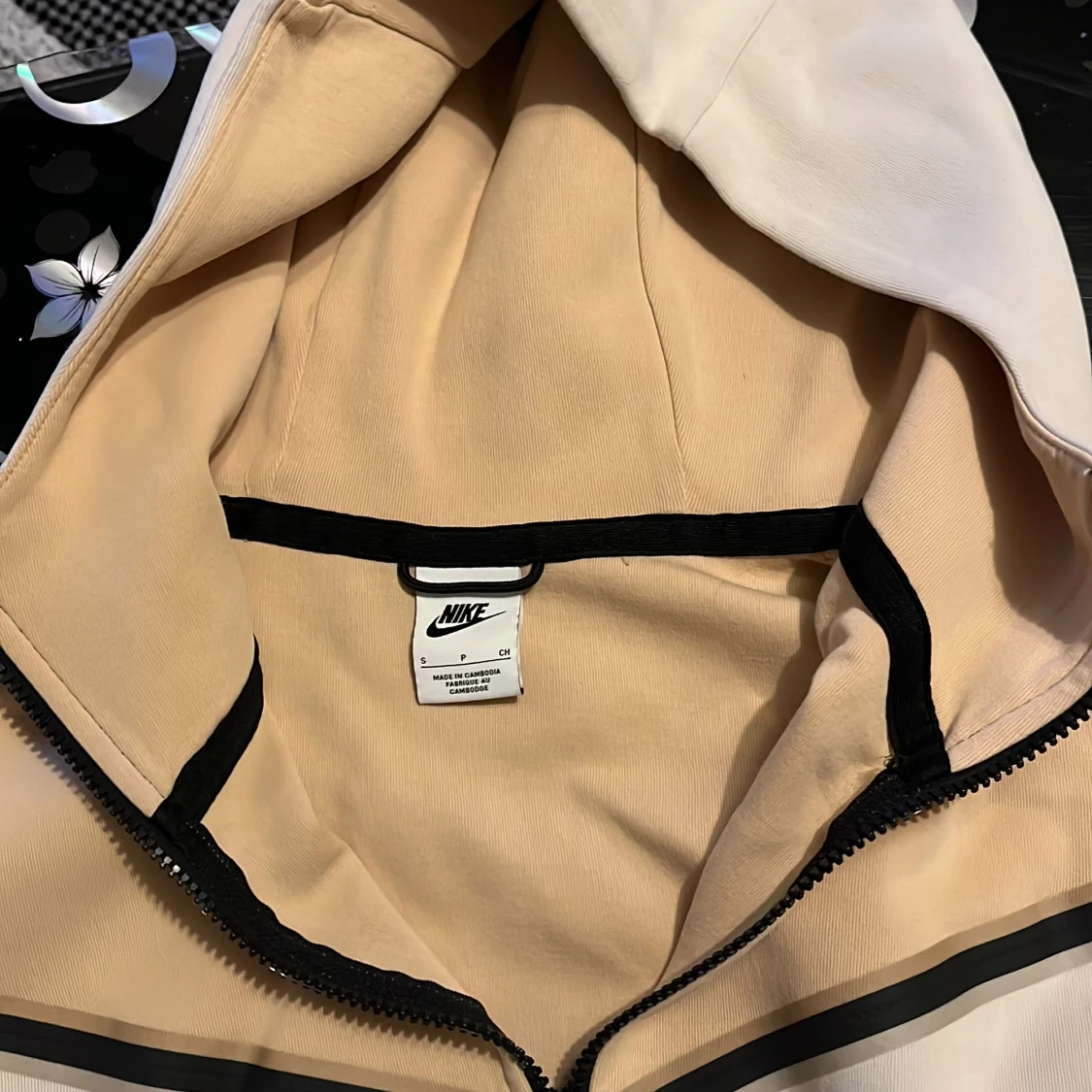 Beige och vit kofta från Nike - 91