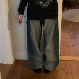 Blå baggy jeans - Säljer ett par baggy jeans med så snygg fadeee. stora fickor där bak 