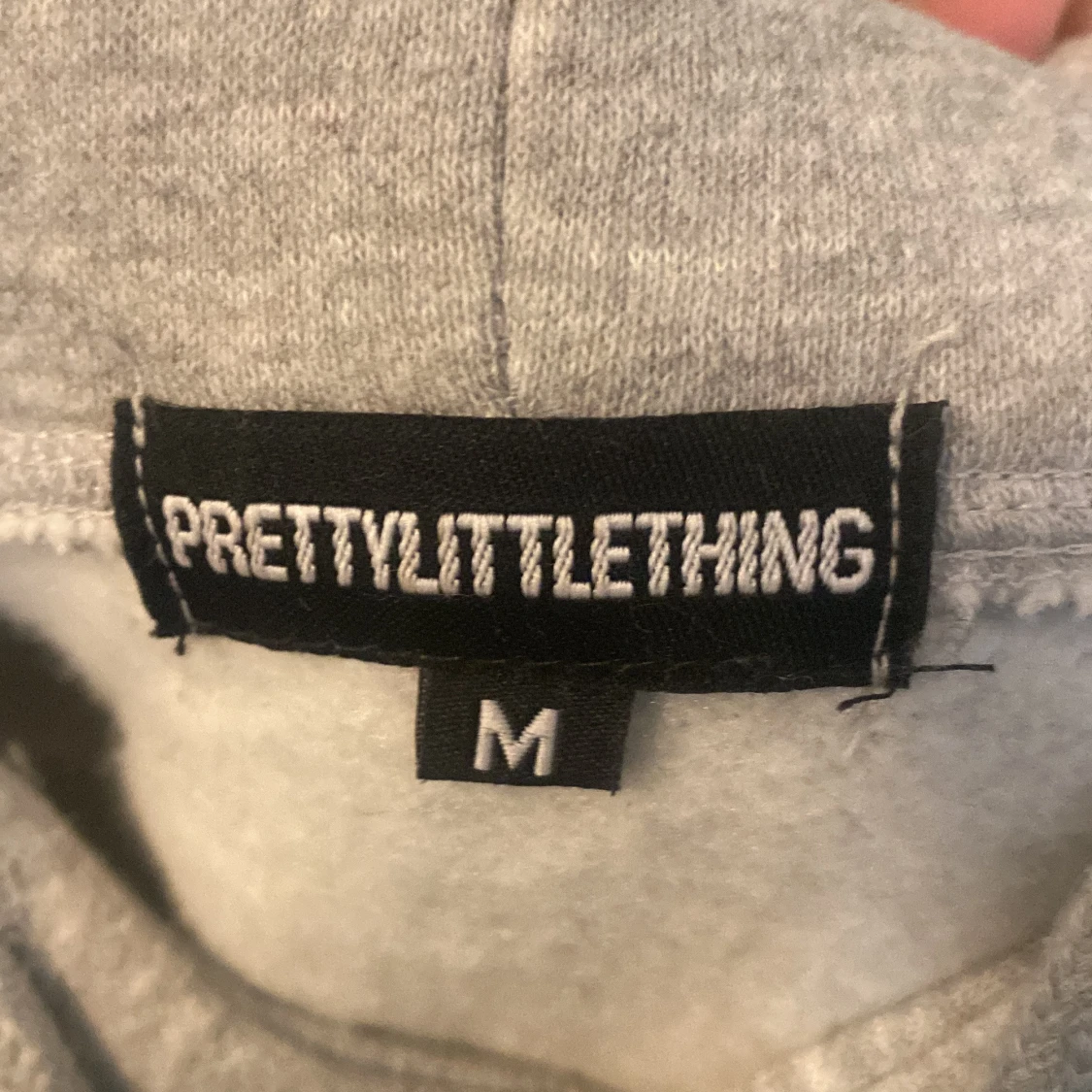 Grå hoodie från PrettyLittleThing - 91