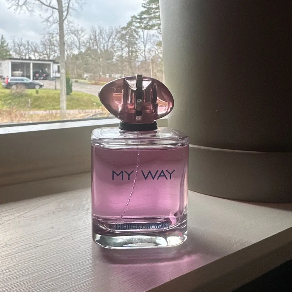 Säljer denna 90ml my way nectar parfymen från giogio armani. Säljer eftersom jag har många liknande parfymer och därför inte fått någon användning då den endast är använd en gång. Det är en floral fruktig parfym och ordinarie pris är 1800kr på kicks. Säljer billigare eftersom jag inte har kvar själva kartongen som den kom i, men pris kan diskuteras!!. Parfym.