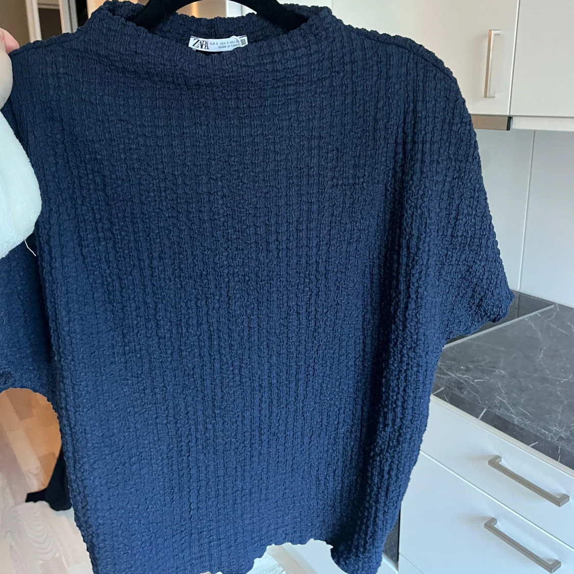 Mörkblå ribbad tröja från Zara