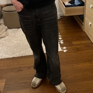 MONKI Jeans - Svart/gråa monki jeans i storleken 32 och jag har spretat jeansen vid fötterna och nypris är 500kr. Jag är 177cm och väger 76kg