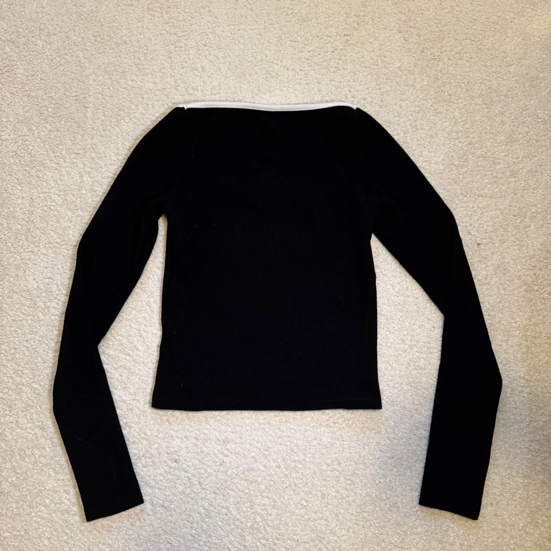 Svart långärmad topp med vit kant - 90