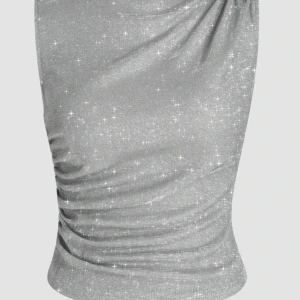 Glittrig silver topp - Snygg glittrig silvrig topp i ett skönt material, sitter jätte fint och passar perfekt för fest💗Aldrig använd och prislappen är kvar
