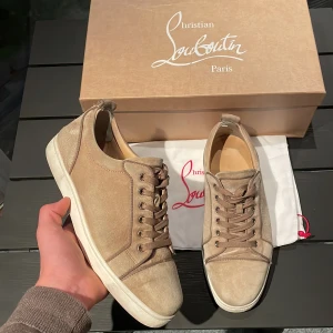 Christian louboutin - Säljer nu dessa extremt feta Christian Louboutin low suede trainers utan spikar i färg ljusbrun/biege. Storlek 41 men passar 42! Skick 8,5/10. Box och dustbag ingår! Kan gå ner i pris vid snabb affär. Hör av dig vid minsta fundering!💯💯