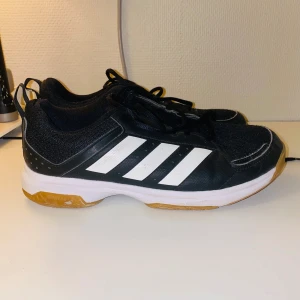 Adidas Träningsskor - Säljer ett par adidas träningsskor. Skorna är välanvända och utan större skador. Skriv för att diskutera pris samt fler bilder.