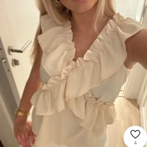 Volang topp - Säljer denna snygga blus då den inte kommer till nån mer användning!!! Köpte här på Plick. Jättefint skick😚😚😚inga defekter (lånade bilder men sitter exakt likadant å e samma storlek)!! Hör av er vid frågor 