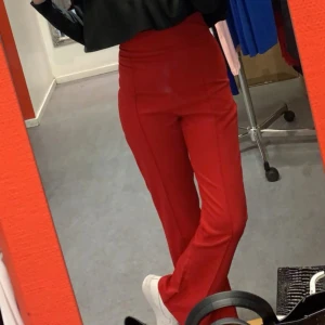Röda kostymbyxor - Snygga röda kostymbyxor i ett elegant snitt. Perfekta för både fest och vardag. Använd max 2-3 gånger
