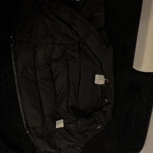 Svart dunjacka Moncler - Säljer en av mina moncler jackor, snygg svart dunjacka från Moncler i helt okej skick. Jackan har en quiltad design med dragkedja och en liten ficka med knappdetalj på ärmen. Perfekt för kyliga höst- och vinterdagar. Storlek S passar folk med M också:). Pris kan diskuteras!