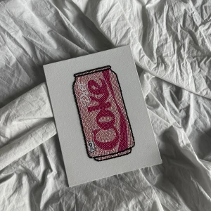 Glitter tavla ✨ - ✨ Skapa din egen glittrande konst! ✨ Välj mellan: 	•	DIY-kit: 200 kr Innehåller allt du behöver – lim, vaxpenna, diamanter och en canvas med motiv – för att skapa ditt eget konstverk. 	•	Färdig tavla: 200 kr För dig som vill ha en färdigställd, glittrande tavla att direkt hänga upp. 📩 Skicka ett DM för att beställa! 💕 