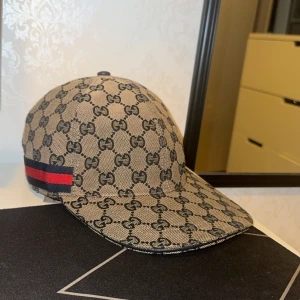 Mörk grå gucci keps  -  Säljer min Gucci keps som nyskick, Perfekt nu till vintern då den matchar till mycket.