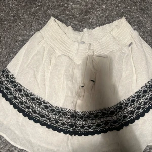 Pepe Jeans Vit kjol med svart spetsdetalj - Fin Vit Kjol från Pepe Jeans i storlek M, den var ursprungligen 900kr men säljer för 450kr pris går att diskuteras och den är använd ett fåtal gånger och har inga tecken på användning💕💕