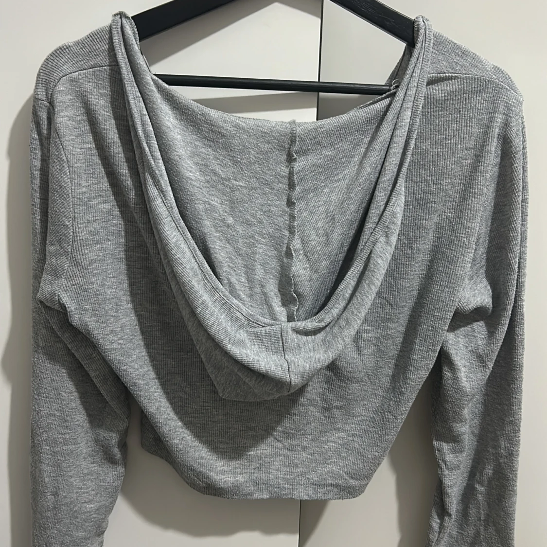 Grå croppad tröja från Kikiriki - 90