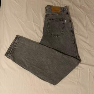 Säljer ett par woodbird leroy ash grey jeans för 399. De är använda ett fåtal gånger och säljer på grund av fel storlek. Nypris ca 1000kr.  Bara skriva om du har frågor!