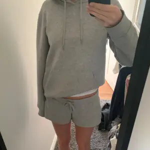 Superskön hoodie från mira paris💗 Väldigt sparsamt använd. Den har två små fläckar som knappt syns på bild fyra men d går bort i tvätten💕 priset kan diskuteras vid snabb affär