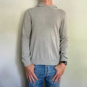 Beige hoodie - Säljer denna assnygga Oscar Jacobsson hoodien som är size s, skriv om det finns några funderingar! skick 8/10 modell 189 lång 
