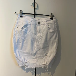 Vit jeanskjol  - Vit jeanskjol som i storlek S/M perfekt i passform. Använt ett par gånger.