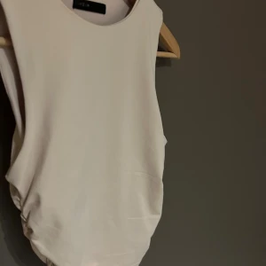 Beige set  - Jätte fint beige set. Man kan köpa för sig också! Aldrig kommit till användning 