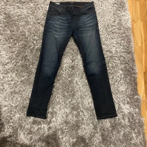 Jack and Jones jeans - Riktigt fetta Jack and Jones jeans. Modem slimstraight/tim.   Mörkblå färg med bruna sömar. Original pris är 1200. Och säljer dem för att jag har växt ur dem