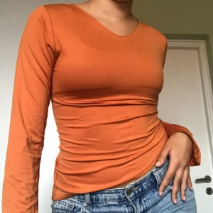 Långärmad tröja - Asymmetrisk tröja i mjukt och stretchigt material. Från humana. Fint skick✨