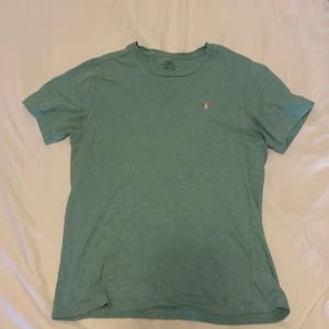 Ralph lauren t-shirt - Skick: 8/10 inga defekter! Storlek: 14-16(XS-S)   Väldigt billigt pris så först till kvarn