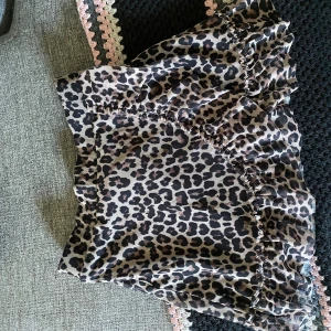 Kjol - Säljer två kjolar i barnstorlek men är som XS kom med pris förslag🤎🖤💜