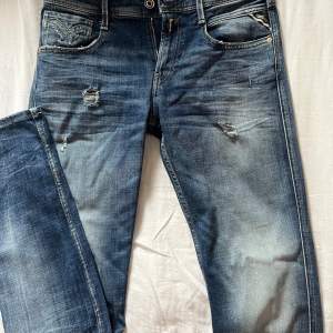 Jätte snygga jeans från replay utan några defekter, säljer då jag tyvärr inte använder dem längre. Jätte bra skick!   Nypris: 1299kr 💕