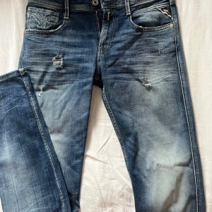 Replay jeans - Jätte snygga jeans från replay utan några defekter, säljer då jag tyvärr inte använder dem längre. Jätte bra skick!   Nypris: 1299kr 💕