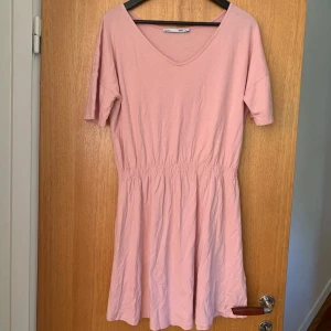 Klänning - Klänning från lager 157 utan defekter! I storlek L men passar folk som brukar ha mindre också beroende på hur man vill att den ska sitta💗