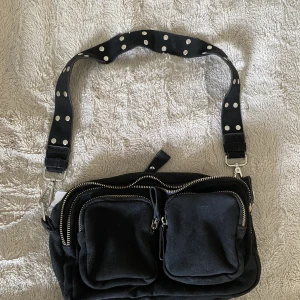 Handväska - Säljer den här fina väskan från Gina, otroligt rymlig för att vara så liten! Finns tecken på slitage men inga större skador