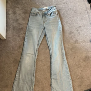 Gina tricot jeans  - Säljer dessa jättefina jeans från Gina i storlek 32, har inte använt mycket så är i bra skick💗💗