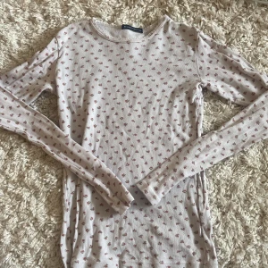 Långärmad tröja från Brandy Melville - Säljer en superfin ljuslila långärmad tröja med blommigt mönster. Sällan använt den. 🎀