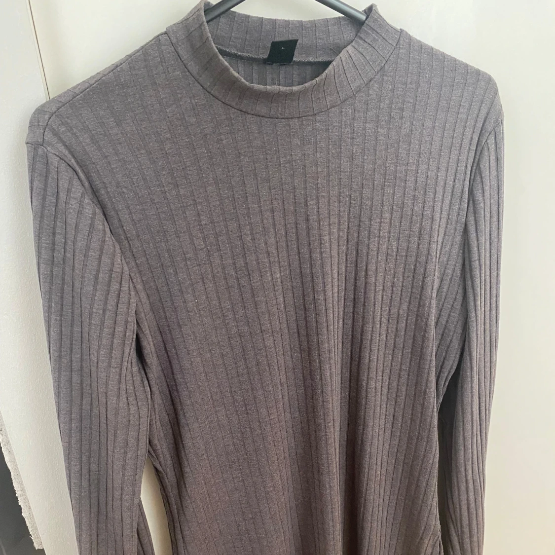 Grå tröja med slit på sidorna