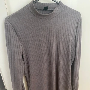 Grå tröja med slit på sidorna - Denna tröjan är från ett sett som jag även säljer men ifall man vill vara ha tröjan separat går det också🩵 Den är varm och bekvämt samt knappt använt