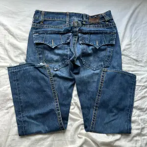 baggy true religion jeans. tagen har skrynklar ihop sig:/ men de inga konstighter. kom privat för fler bilder eller mått