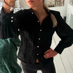 Blus från paris - Svart blus som jag köpt i butik i Paris 🤍likadan som på bild 2
