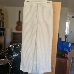 Vita kostymbyxor - Jättebekväma kostymbyxor från lindex. Säljer pga lite för små på mig. Lite genomskinliga men det märks knappt om man har ljusa underkläder.