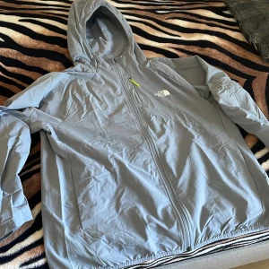 The north face jacka - The north face vind/regn jacka. Är skit bra mot regn och vind. Skick 9/10. Mycket skön färg och snygg. Storlek XXL men kan ksk passa xl om man är lång och stor. Nypris på denna jacka är 1200kr