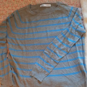 Randig Zara tröja - Säljer denna randiga stickade tröjan ifrån Zara. Mjukt material och köptes här på plick. Säljer då jag inte använder den. Har några smådefekter (se bild 3), men inget man tänker på så mycket och går lätt att fixa