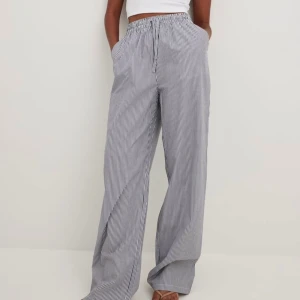 Pyjamasbyxor - Säljer nu dessa jätte fina pyjamasbyxor från NA-KD, aldrig använda då mönstret tyvärr triggar min migrän. 