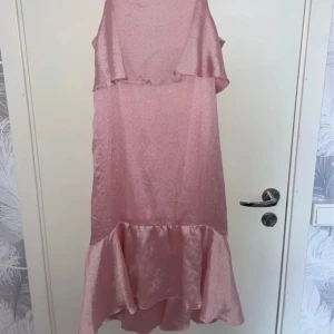 Rosa klänning - Fin klänning som e längre i bak