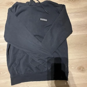 Svart Napapijri hoodie  - Fin hoodie i använt skick.  Stl: S