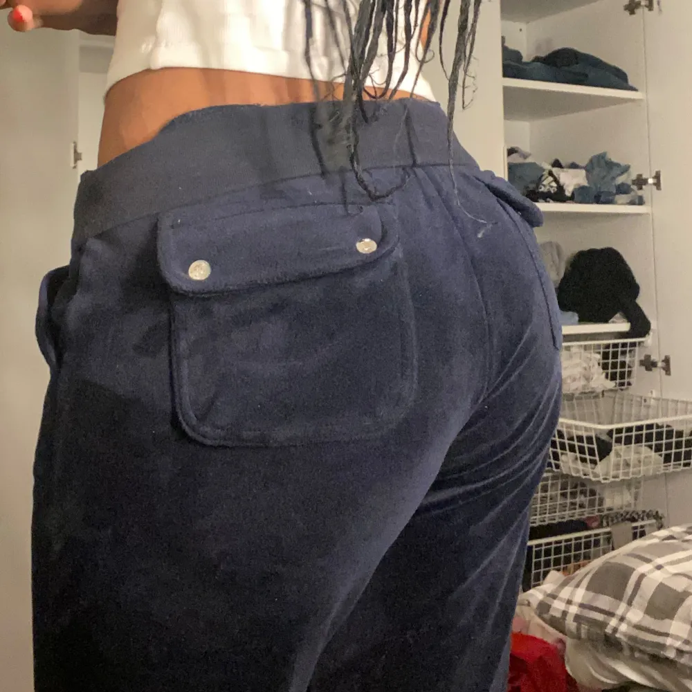 Mörkblåa juicy couture byxor som inte kommer till användning. Väldigt bra skick och därav säljs för 450kr, men priset kan diskuteras. Storlek S/36. Skriv innan du köper❗️. Jeans & Byxor.